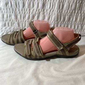 Size 11 Tan Earth Spirit Women's Zani Sandal. Good Condition Some Fraying.